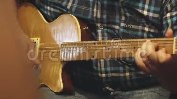 吉他手收起来视频的预览图