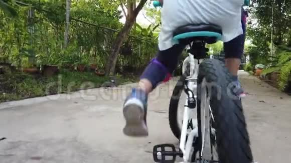 小女孩在后院学骑自行车视频的预览图
