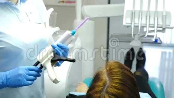 牙科医学口腔科理念牙胶装置把手里拿着牙科设备的医生关起来视频的预览图