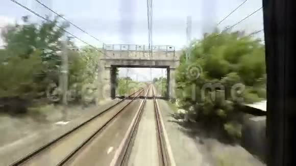 从火车的轨道后面看远处视频的预览图