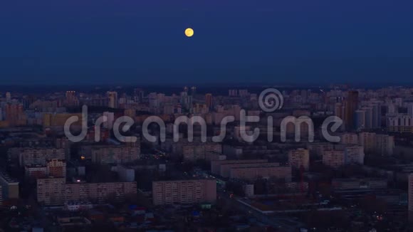 高空观赏夜城上空巨大的月亮视频的预览图