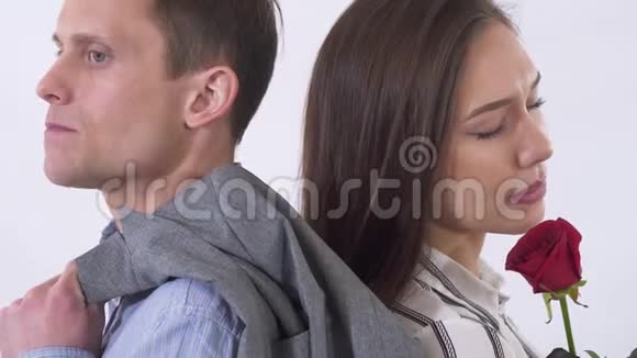 男人和女人吵架的肖像特写两个人背靠背站着在摄影棚拍摄视频的预览图