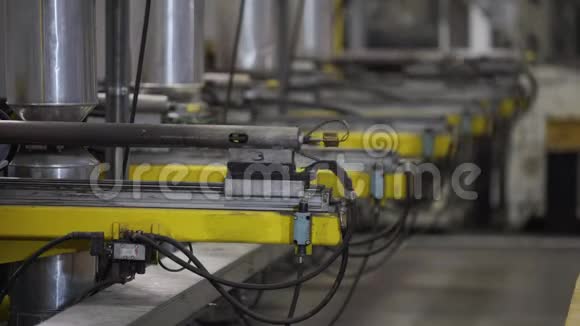 全自动铝挤压生产线工厂生产复杂轻质挤压铝金属视频的预览图
