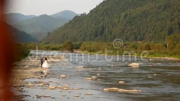 新郎新娘喀尔巴阡山上的河视频的预览图