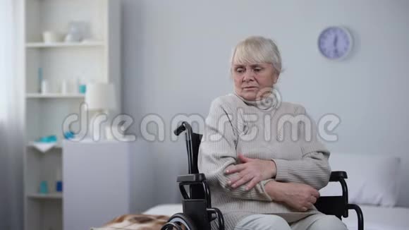 一位浑身裹着毯子的好心护士一位因寒冷而颤抖的残疾老妇人视频的预览图