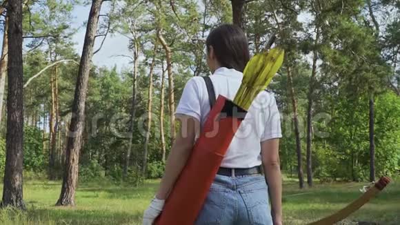 美丽的女孩带着弓箭穿过森林视频的预览图
