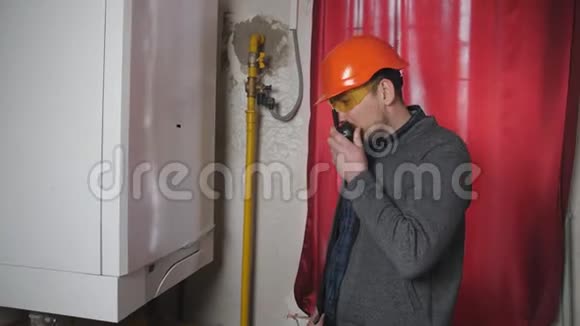 工程师戴眼镜在锅炉房工作维护检查加热系统设备的技术数据视频的预览图