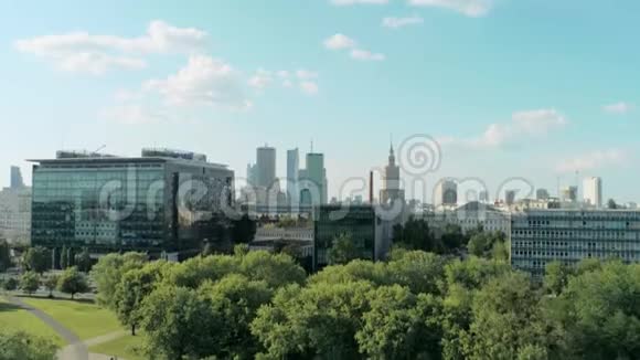 波兰华沙的鸟瞰摩天大楼文化宫和公园视频的预览图