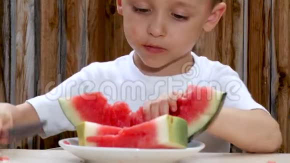 孩子咬掉一块西瓜一块西瓜躺在盘子里视频的预览图