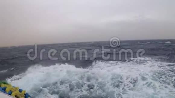 从一艘在红海强烈风暴中沿着海浪移动的船上看视频的预览图