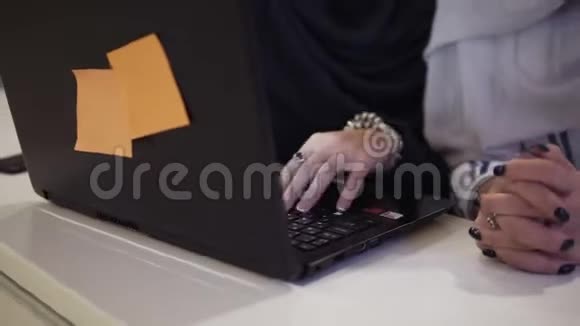 在办公室工作场所或会议厅加快穆斯林女企业家在头巾中的镜头两个微笑的阿拉伯语视频的预览图