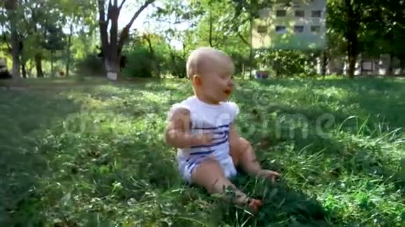 小宝宝学会走路第一步父母在教孩子在草地上迈出第一步视频的预览图