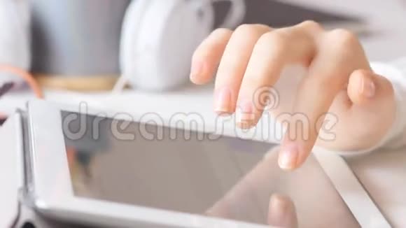 触摸平板电脑的年轻女性视频的预览图
