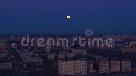 高空观赏夜城上空巨大的月亮视频的预览图