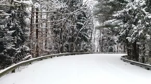冬天的路上覆盖着雪镜头慢慢地移动视频的预览图