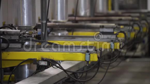 现代机器人铝挤压生产线工厂仓库塑料窗的制造视频的预览图