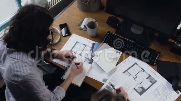 两名女性建筑师在办公室背景下从事工程项目视频的预览图