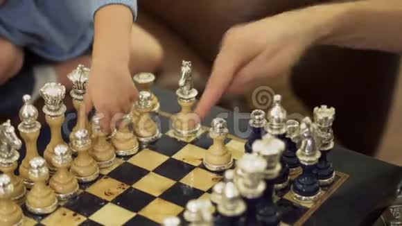一个小男孩的手在棋盘上重新排列象棋视频的预览图