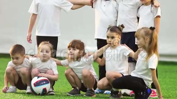 室内足球场儿童足球队摆姿势拍照视频的预览图