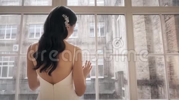 在大雨中窗外孤独的女孩视频的预览图