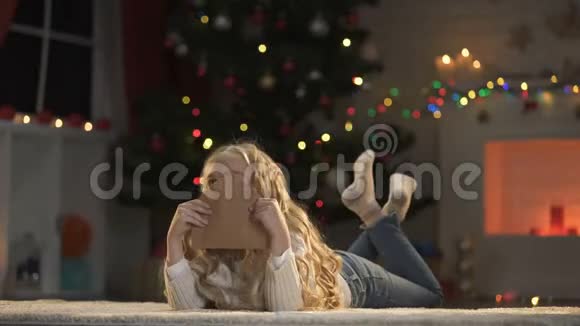 可爱的孩子在为圣诞老人亲吻信封等待圣诞礼物视频的预览图