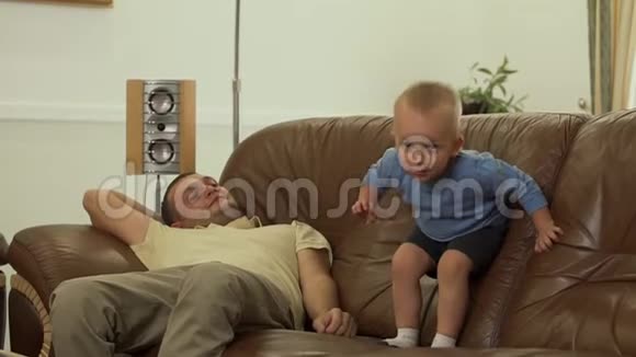 可爱的宝宝在真皮沙发上跳视频的预览图