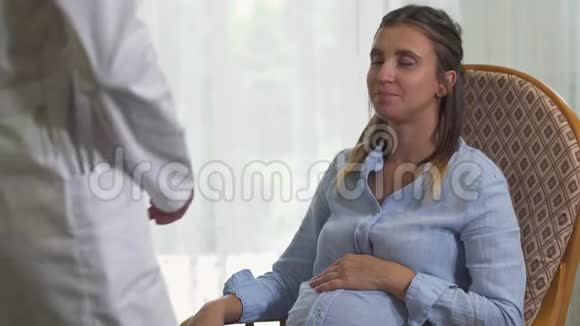 医生检查一个怀孕的女孩并写保险视频的预览图