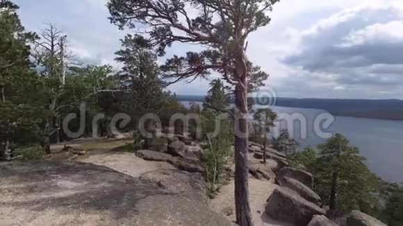 从山上看岩石湖和树木视频的预览图