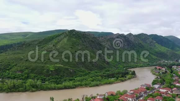 靠近格鲁吉亚山区和城镇的河流视频的预览图