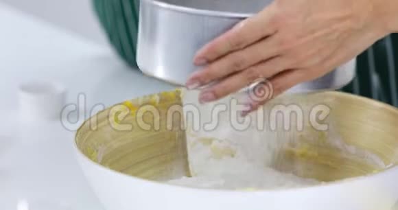 有人筛了面粉用铲子搅拌视频的预览图