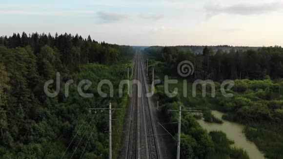 不错的电影空中镜头飞越双向铁路在森林与许多树木视频的预览图