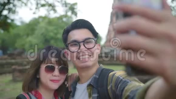 旅行者亚洲夫妇使用智能手机自拍同时在泰国Ayutthaya度假旅行视频的预览图