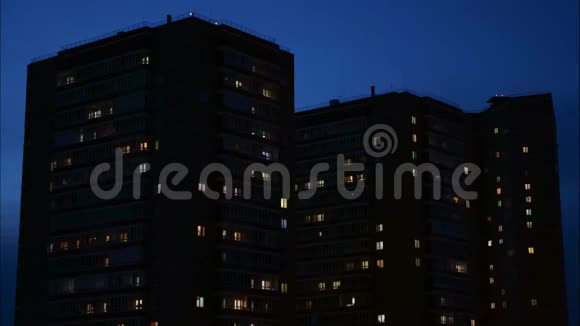 在晚上靠近公寓大楼的窗户视频的预览图