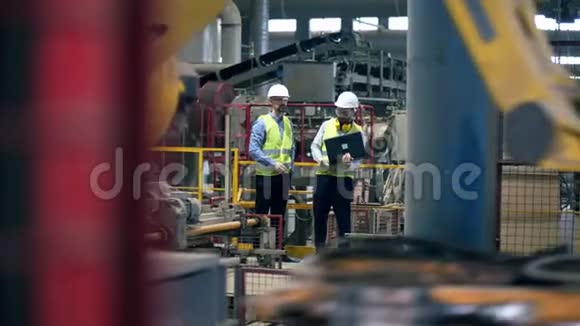 工作工程师检查现代工业工厂设备视频的预览图