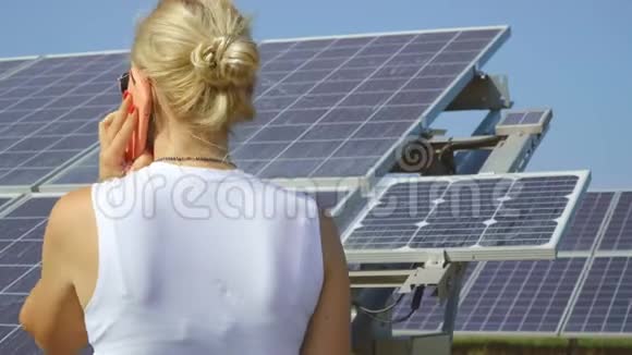 女人说话电话和切克太阳能电池视频的预览图
