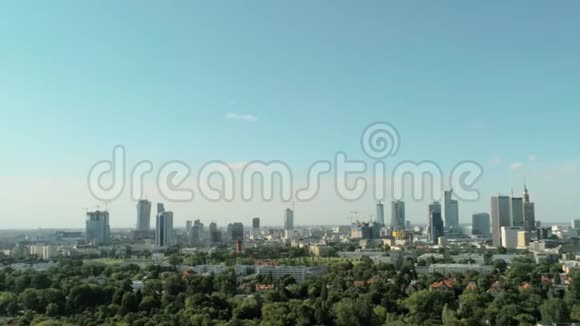 华沙市的空中景观夏季有摩天大楼宫殿和绿色公园视频的预览图