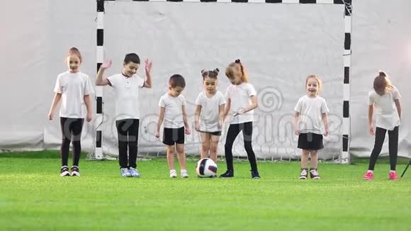 室内足球场孩子们站在队伍里一个女孩踢着球比赛开始了视频的预览图
