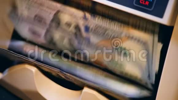 在计数机上检查的新钞票视频的预览图