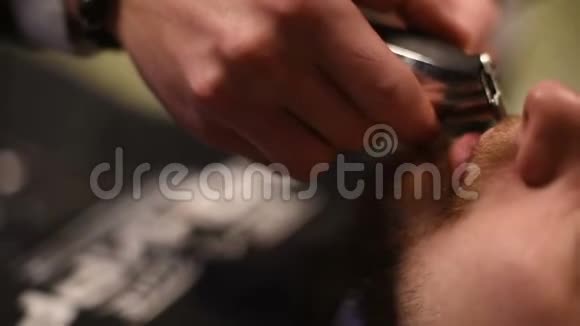 男人在理发店或发廊发型和理发梳胡子理发店男理发师在做视频的预览图