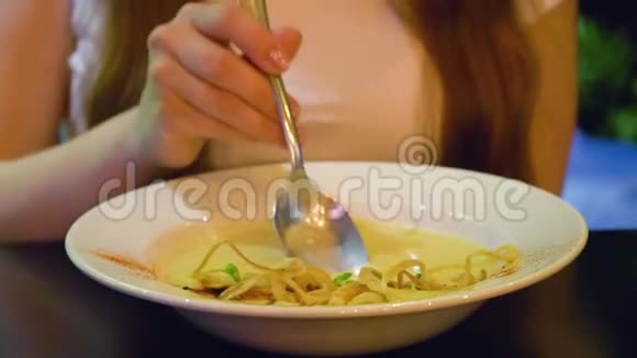 在餐馆吃贻贝汤的年轻女子视频的预览图