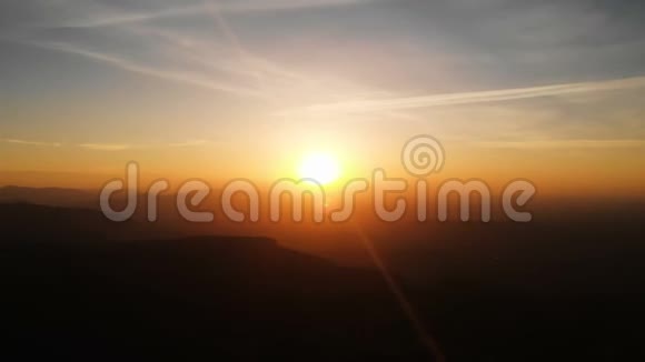 从高处俯瞰日落时的地平线一天的结束在地面之上视频的预览图