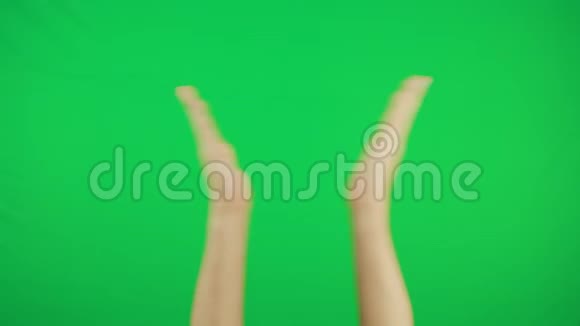 掌声拍手手势包铬键人双手特写隔离在绿色屏幕背景视频的预览图
