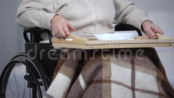 孤寡老人坐轮椅吃饭哭闹身体不好视频的预览图
