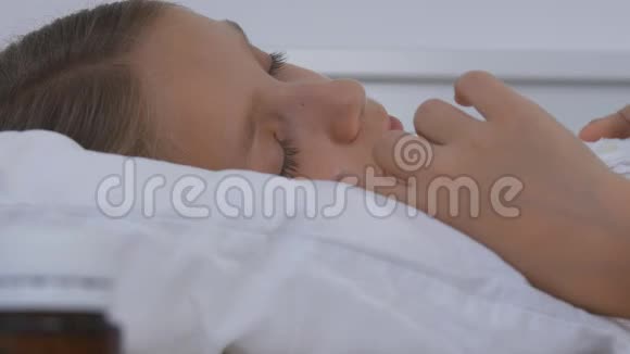 病儿睡在床上病儿睡在医院药丸视频的预览图