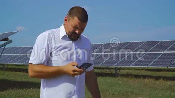 一个人在太阳能电池板的背景上写了一条信息视频的预览图