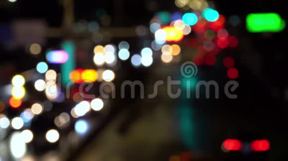 台北市夜间交通灯模糊晚照明街的交通视频的预览图