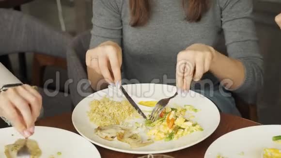 无法辨认的女人在咖啡馆里吃食物视频的预览图