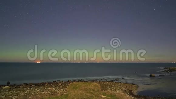 时间流逝北极光北极光夜空中的北极光拍摄湖面上的星星视频的预览图
