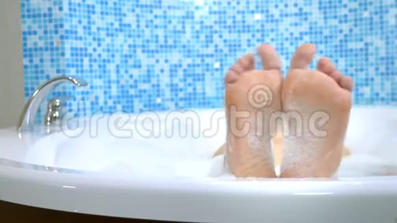 男足洗澡水一个英俊的男人在洗澡的时候用脚跳舞视频的预览图