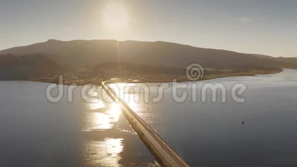 傍晚意大利美丽的阿根廷蒙特和海上大坝的空中景色视频的预览图